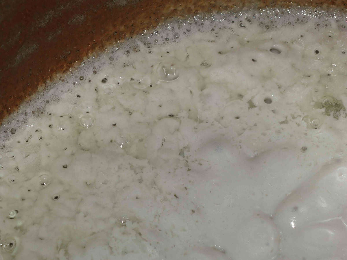 Reducing and separating coconut cream before frying curry paste