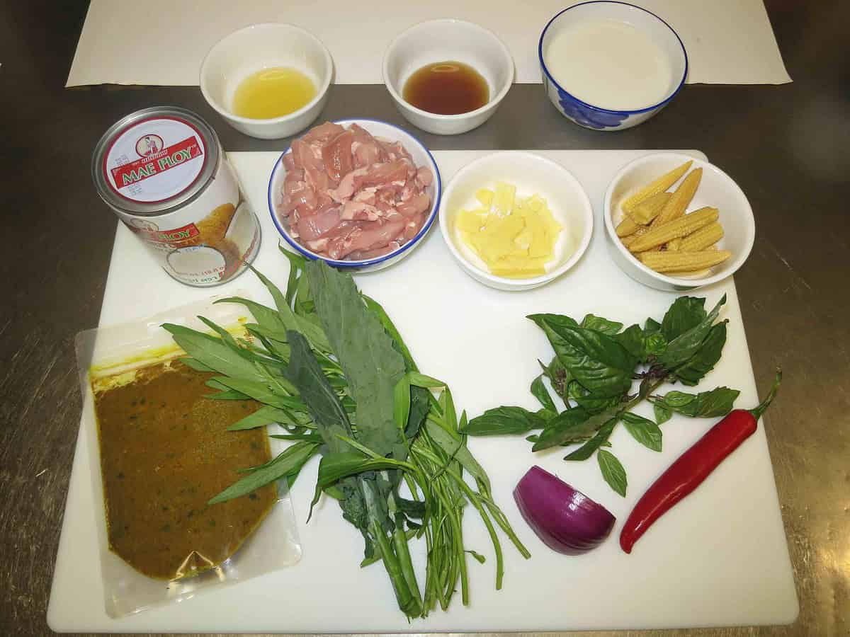 ingredients required to make a Thai green curry with chicken
