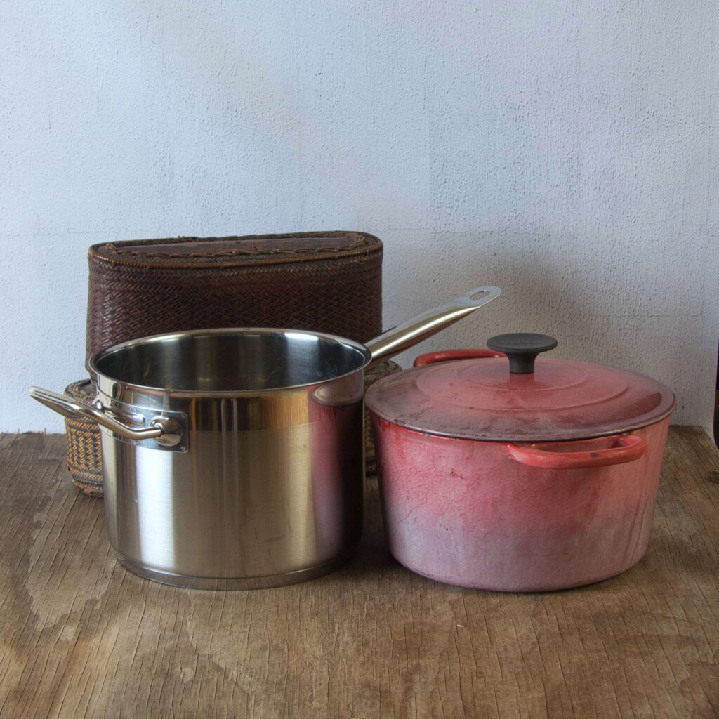 Saucepans and pots suitable for thai cookery
